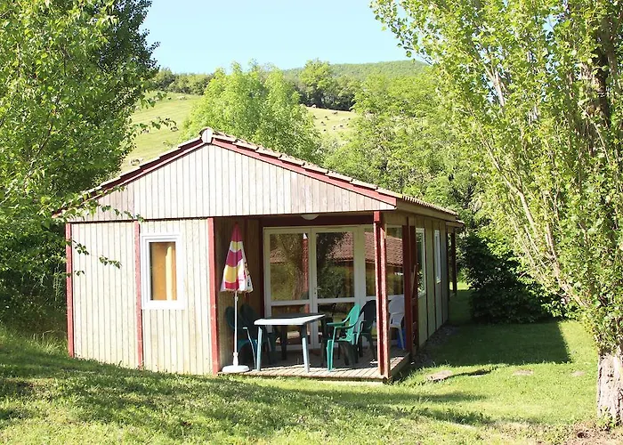 База отдыха Causses & Vallees Vacances Saint-Georges-de-Luzencon